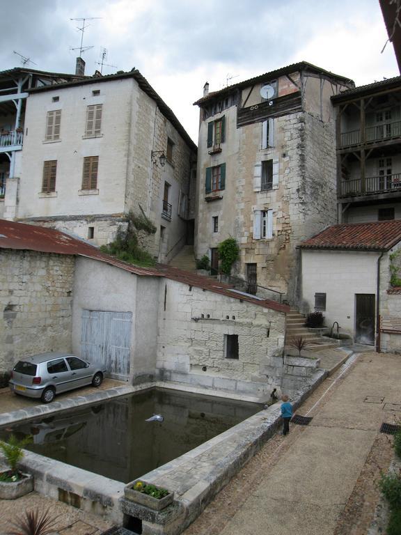 Faubourg St Jean Apartment Aubeterre sur Dronne Bagian luar foto